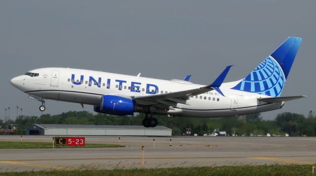 Boeing 737-700 (N24715) - Freshly painted United new livery 737-700 taking off!