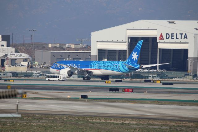 Boeing 787-9 Dreamliner (F-OMUA)