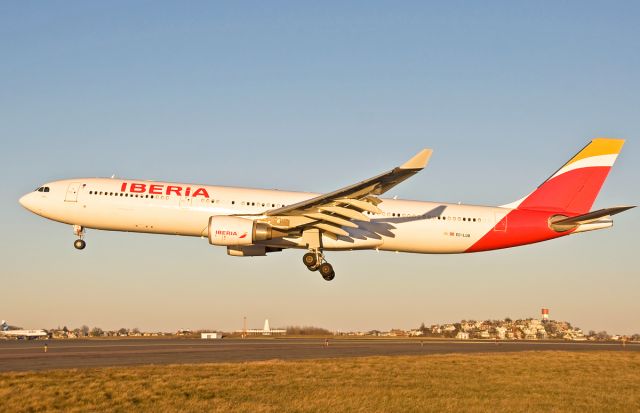 Airbus A330-300 (EC-LUB) - TIKAL 