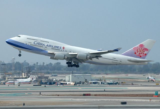 Boeing 747-400 (B-18211)