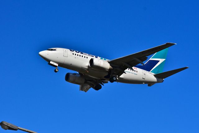 Boeing 737-700 (C-GWSA)