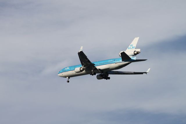 Boeing MD-11 (PH-KCG) - KLM MD11 landing on 11/4/10