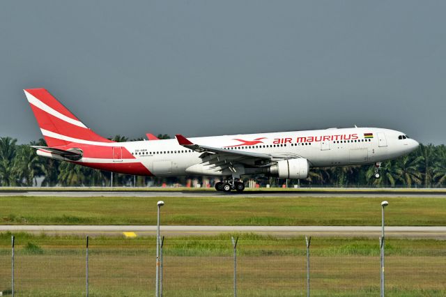 Airbus A330-200 (3B-NBM)