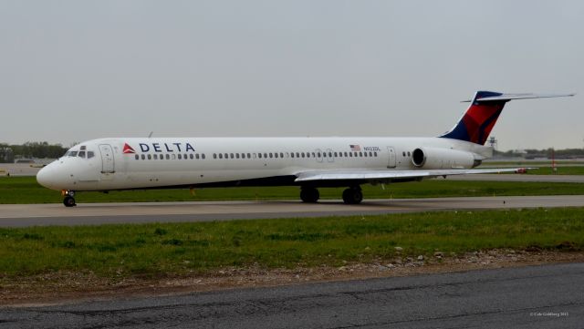 McDonnell Douglas MD-88 (N922DL) - N922DL seen taxiing to runway 6R at KCLE. In this picture, the plane is twenty-five feet in front of me. Please look for more photos at OPShots.net