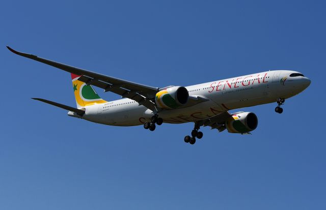 Airbus A330-300 (9H-SZN) - On final to 33L.