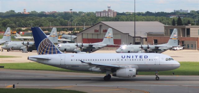 Airbus A319 (N810UA)