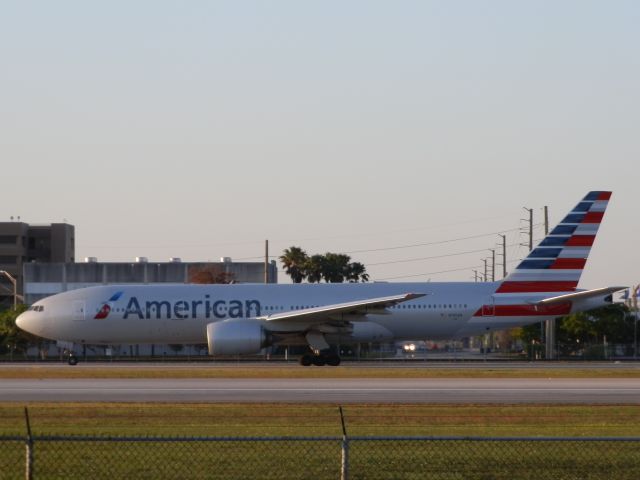 Boeing 777-200 (N781AN)