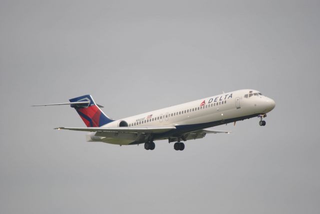 Boeing 717-200 (N942AT) - 5/15/2016: A Delta Boeing 717-2BD on final for Runway 4 at KHOU. This is the sixth produced Boeing 717 (MD-95). 