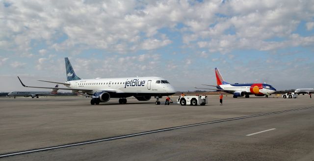 Embraer ERJ-190 (N193JB)