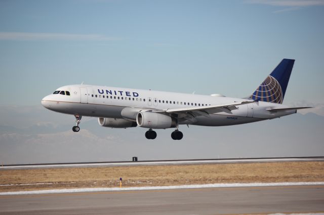 Airbus A320 (N494UA) - Landing on 17L.