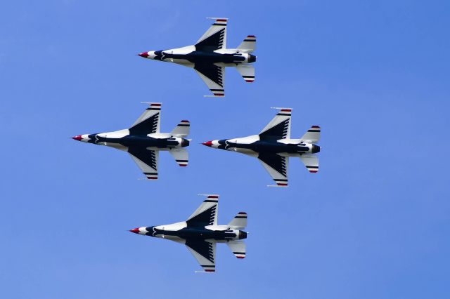 Lockheed F-16 Fighting Falcon — - The U.S. Thunderbirds do diamond pass at Robins AFB.