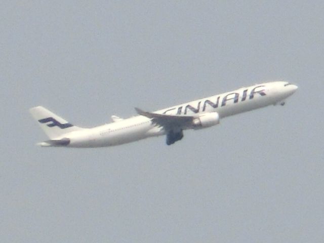 Airbus A330-300 — - 対岸から。