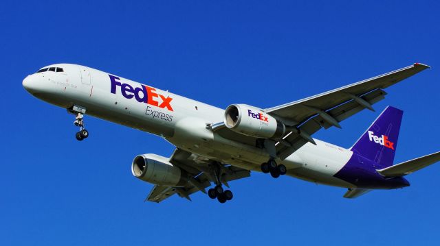 Boeing 757-200 (N938FD) - 13R approach.