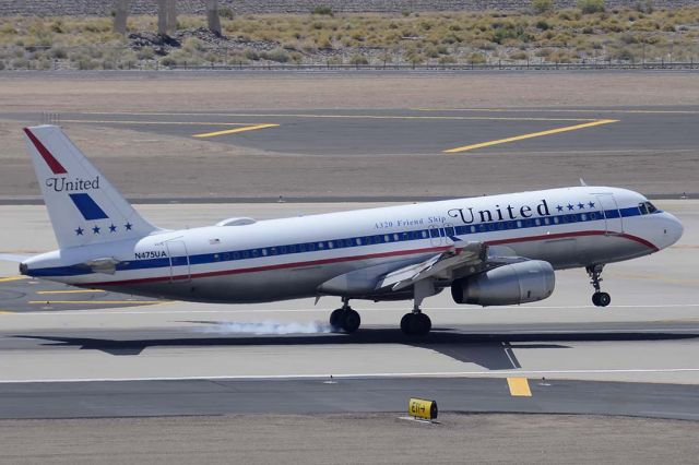 Airbus A320 (N475UA) - United Airlines Airbus A320 Friend Ship N475UA at Sky Harbor on April 12, 2015. 