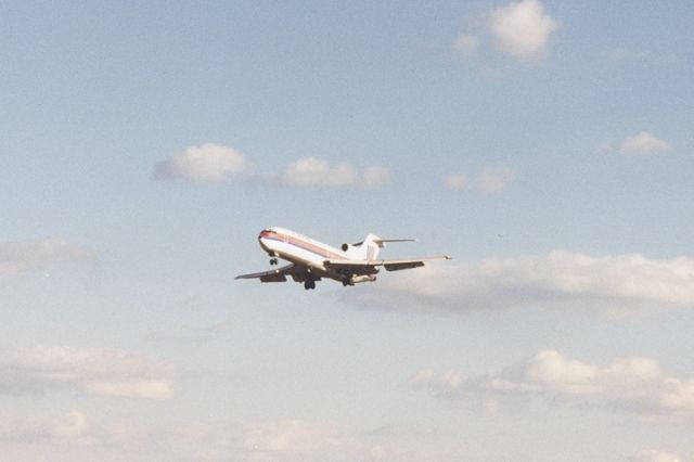 Boeing 727-100 — - United Boeing 727 on final for runway 33L at KBWI