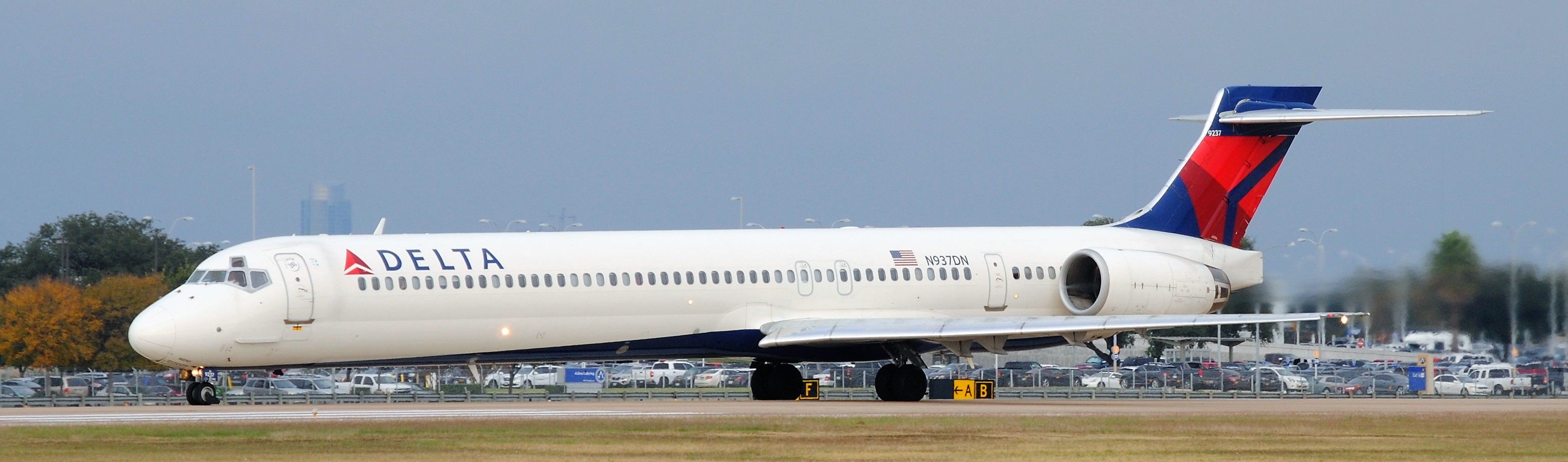 McDonnell Douglas MD-90 (N937DN)