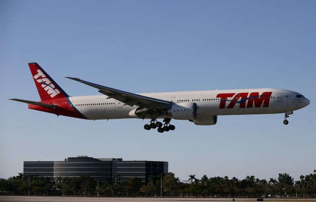 BOEING 777-300 (PT-MUF)