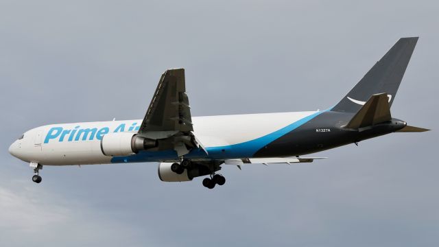 BOEING 767-300 (N1327A)