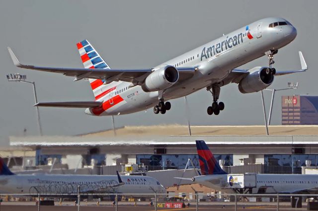 Boeing 757-200 (N207UW) - American Boeing 757-28A N207UW at Phoenix Sky Harbor on December 21, 2019.