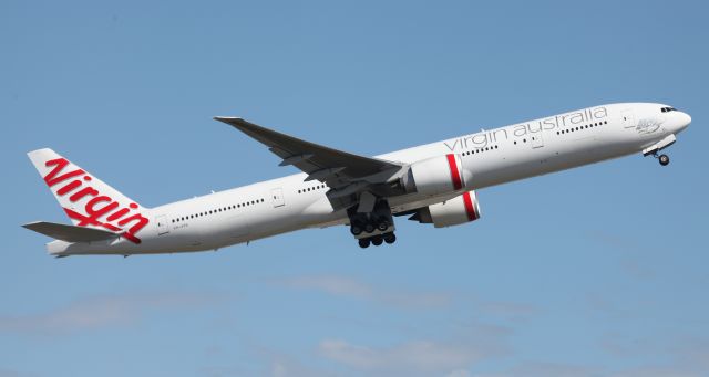 BOEING 777-300ER (VH-VPE) - Noosa Heads Beach Departing 34L