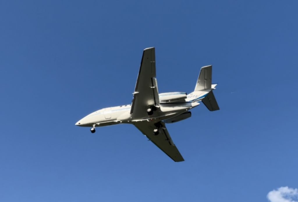 Raytheon Hawker 800 (N892TX) - N892TX on Short Final for Runway 01 at KTEB, Arriving From KHYA