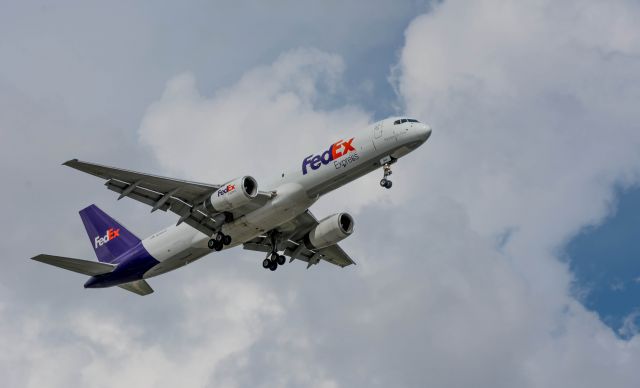 Boeing 757-200 (N946FD) - FedEx