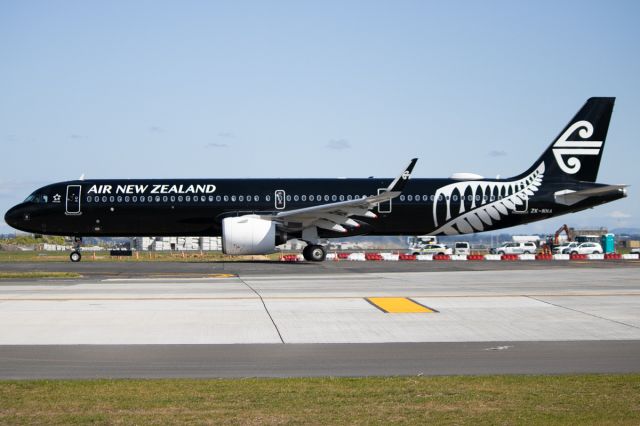 ZK-NNA — - ZK-NNA taxing past