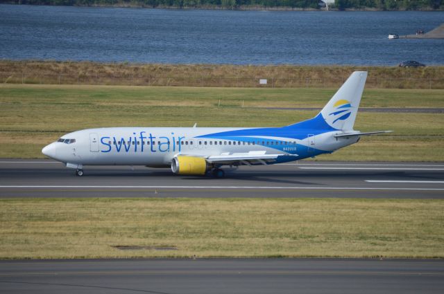 BOEING 737-400 (N420US) - SWQ870 arriving on 28R from Sacramento.