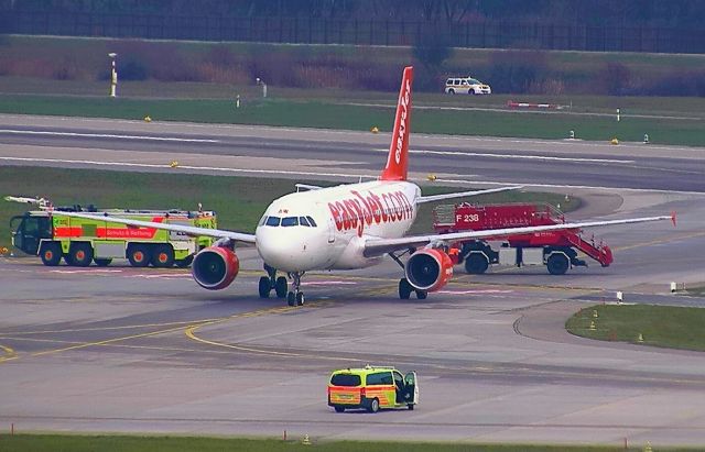 Airbus A319 (G-EZAW) - easyJet 8113 from London Gatwick to Zurich Kloten emergency landing 12/14/18.