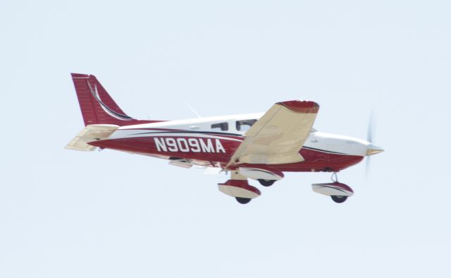 Piper Cherokee (N909MA)