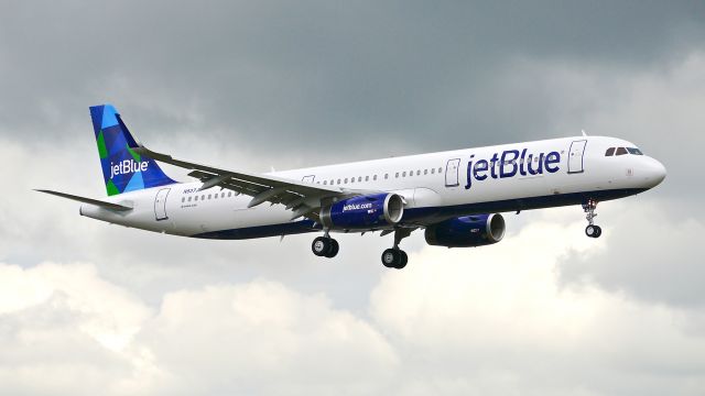 Airbus A321 (N937JB) - JBU6994 from KBOS on final to Rwy 16R on 8/29/14. (cn 6245). The aircraft was newly delivered to JBU and ATS will install wifi prior to it entering regular service.