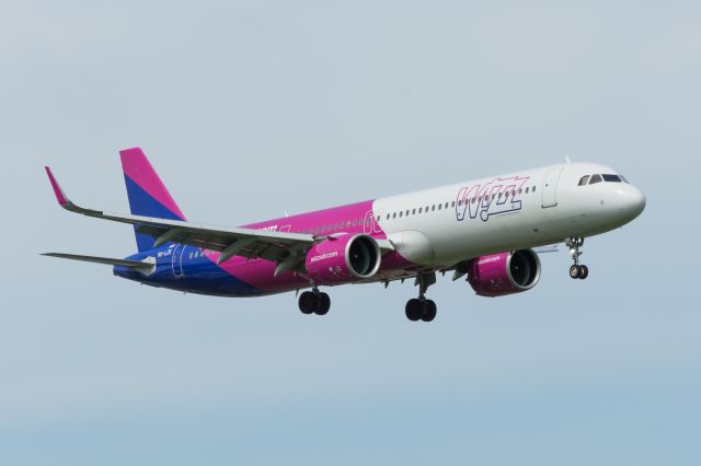 Airbus A321 (HA-LZK) - WAW SPOTTING