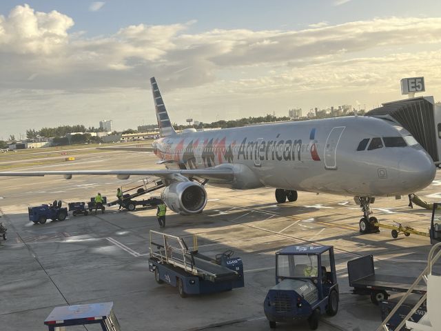 N162AA — - American's Standup to Cancer seen at gate E5