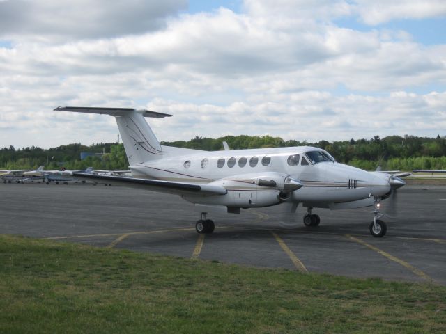 Beechcraft Super King Air 200 (RJC338) - Richmor Aviations King Air 200 (N689BV) pulling in after arriving from Burlington, VT (KBTV).