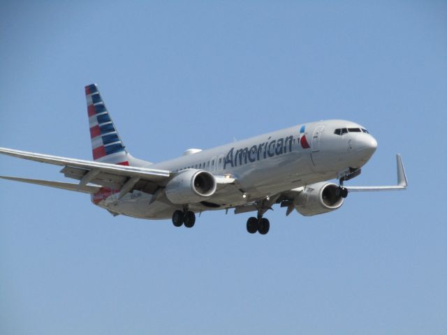 Boeing 737-800 (N942NN) - Landing RWY 20R