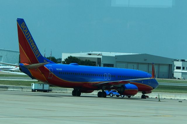 Boeing 737-700 (N8319F)