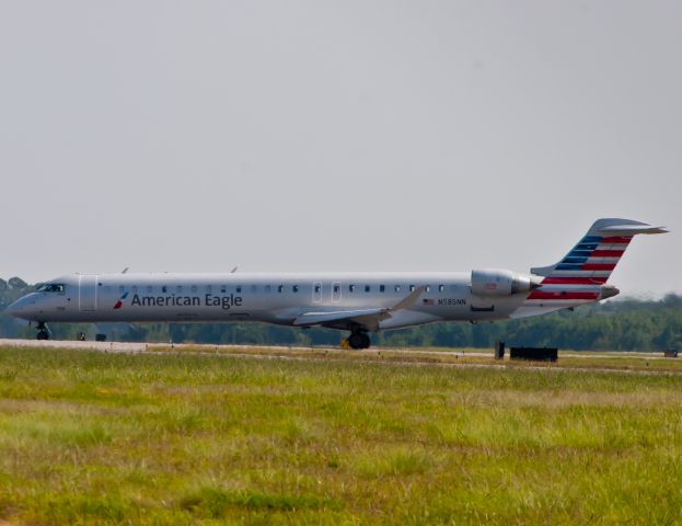 Canadair Regional Jet CRJ-900 (N585NN)