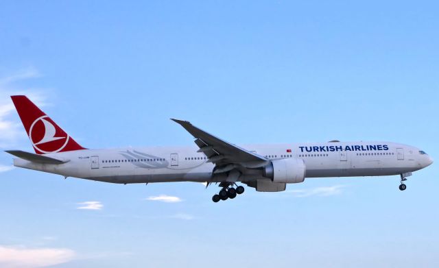 BOEING 777-300 (TC-JJM)