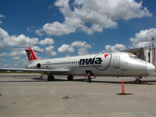 McDonnell Douglas DC-9-30 (N8928E)