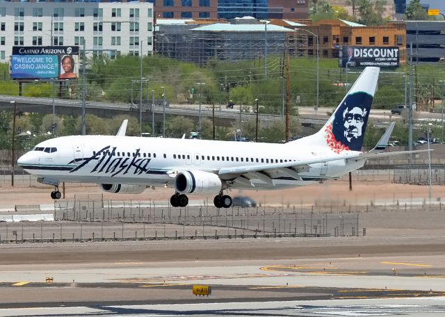 Boeing 737-800 (N593AS)