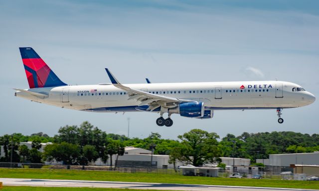 Airbus A321 (N342DN)