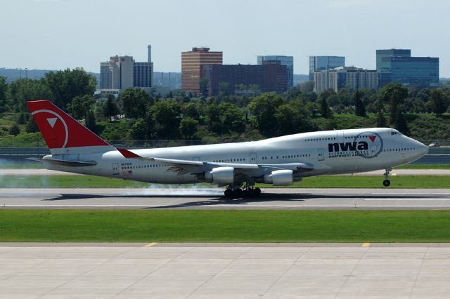 Boeing 747-400 (N670US)