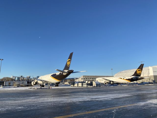 Airbus A300F4-600 (N124UP)
