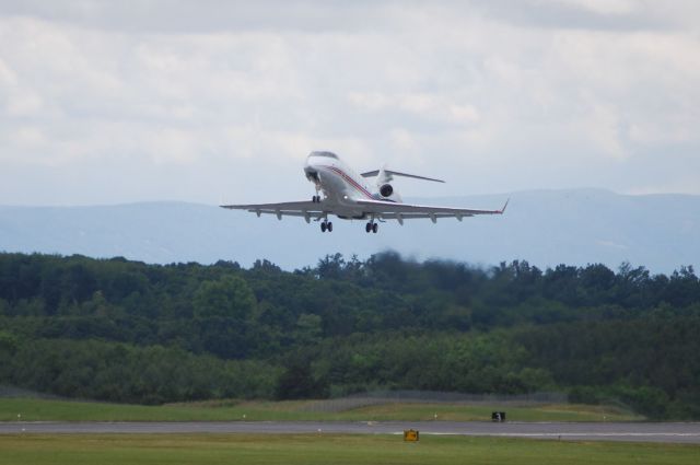 Bombardier Challenger 300 (N97SH)