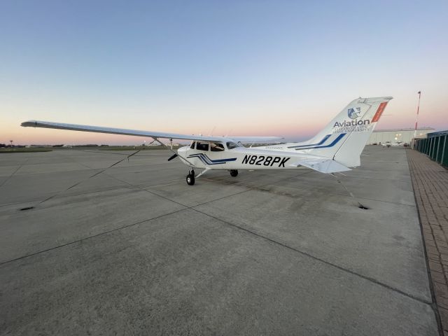 Cessna Skyhawk (N828PK) - N828PK at KECG