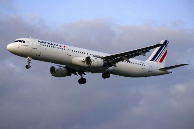 Airbus A321 (F-GTAM) - Airbus A321-212, Air France, F-GTAM, 13.Oct.2022, EGLL London Heathrow, Myrtle Ave