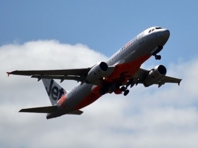 Airbus A320 (VH-VQO) - Getting airborne off runway 23.