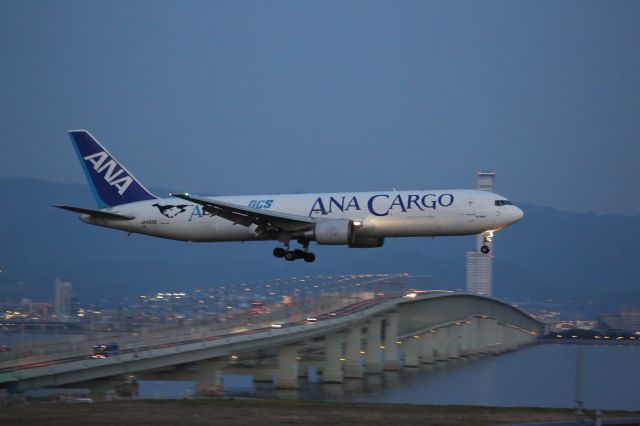 BOEING 767-300 (JA8356)