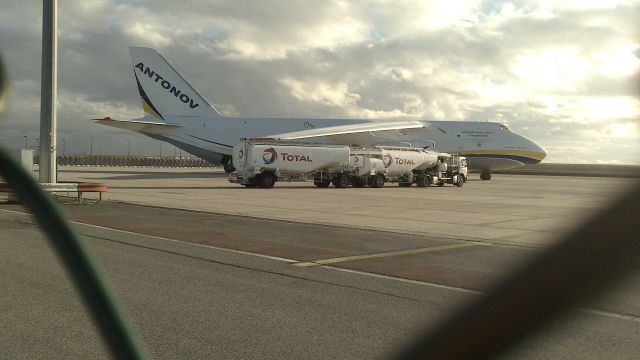 Antonov An-124 Ruslan (UR-82027) - LAntonov An-124-100M Ruslan de Antonov Design Bureau sur le tarmac de Vatry 