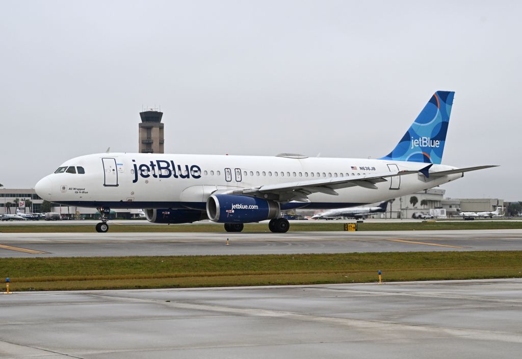 Airbus A320 (N636JB)